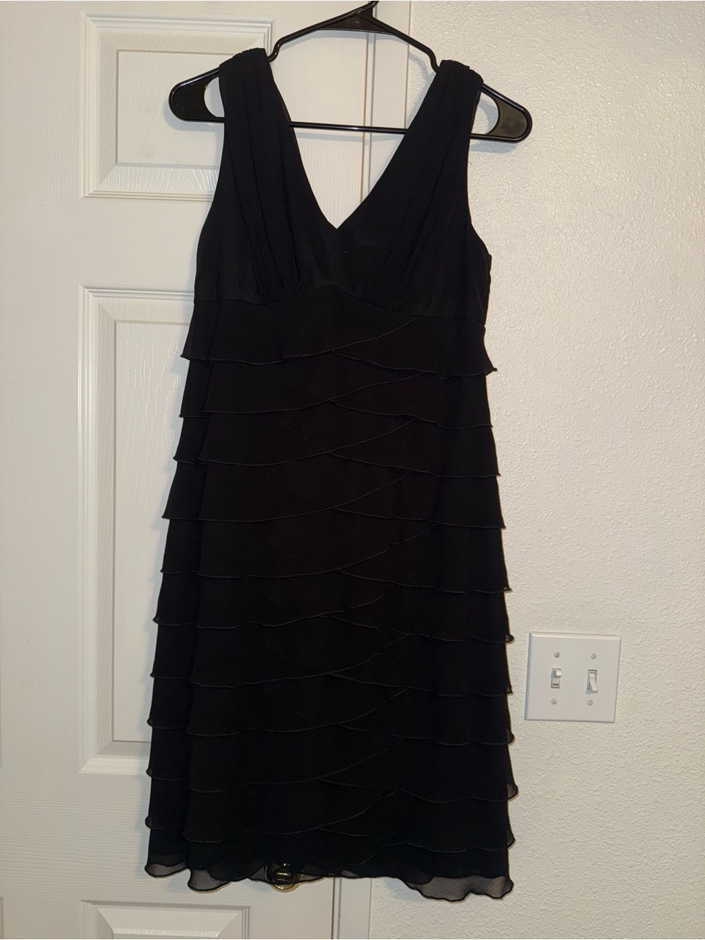 Jones New York Black Tiered V-Neck Midi Dress